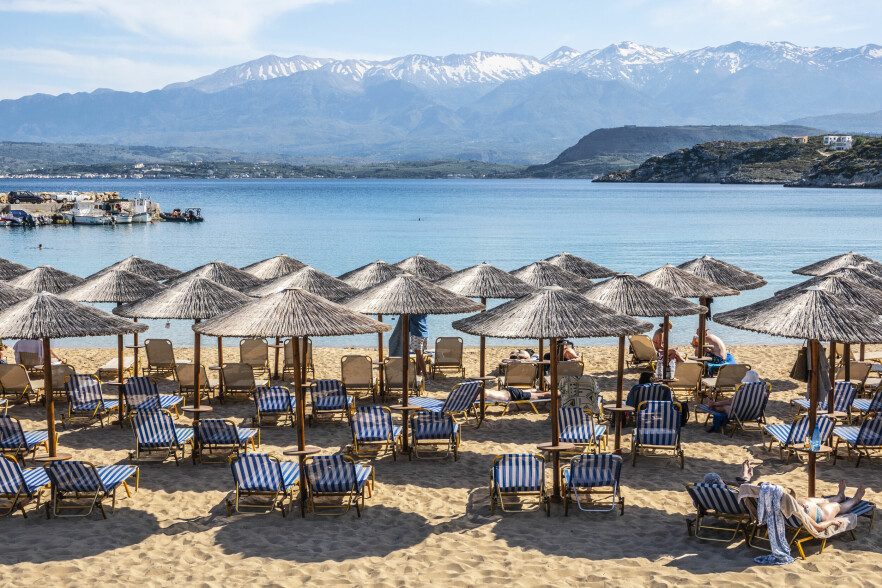 I noen tilfeller kan det være retningslinjer som tilsier at du ikke har lov til å ta med deg maskinen til utlandet, skriver Didrik Sæther. Her er stranden i Marathi på Kreta i Hellas. Ingen PC-er i sikte. 📸: Halvard Alvik / NTB