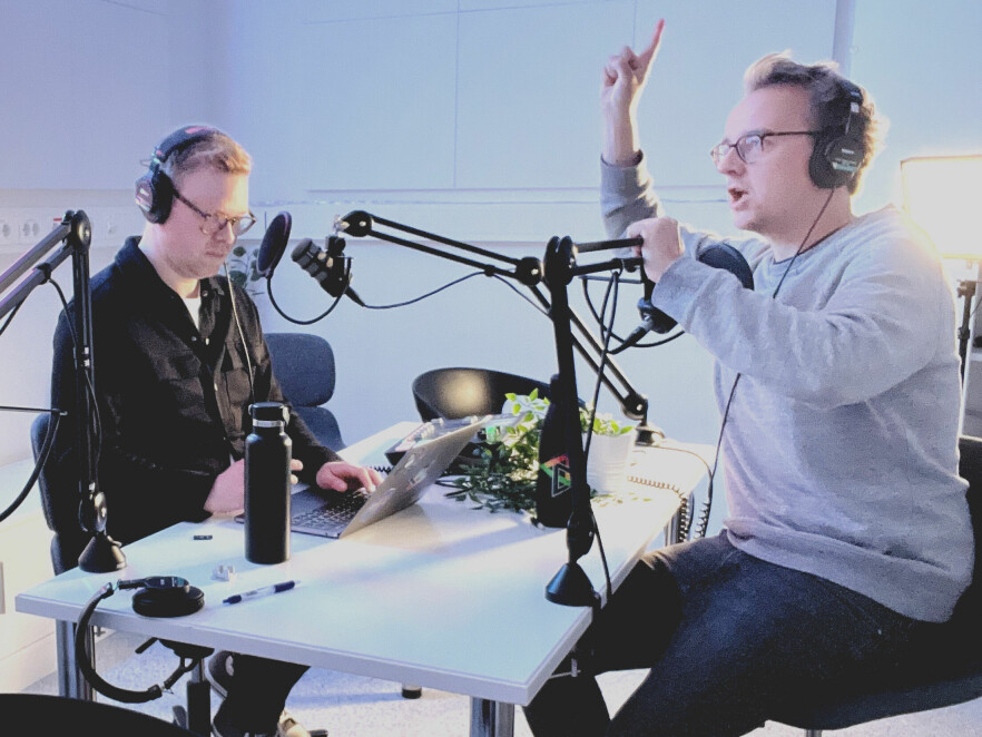 Jørgen later som han hører på mens Ole Petter klager på ting. Nok en ny dag i kode24-timen-studioet. 📸: Ole Petter Baugerød Stokke