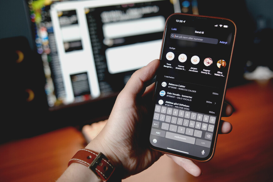 Søker du opp telefonnummer i Vipps-appen, kan du finne ut hvem som eier dem, til tross for at de er sperra for nummeropplysning. Utvikler og personvern-entusiast Tim Hårek Andreassen mener Vipps må ta grep. 📸: Ole Petter Baugerød Stokke