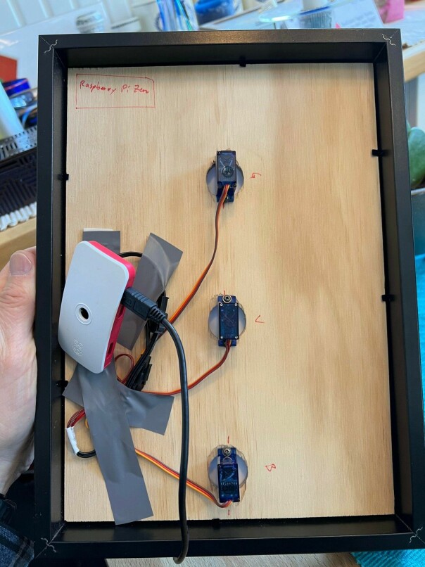 Tre servoer; én per bror. Disse er tilkoblet en Raspberry Pi Zero W