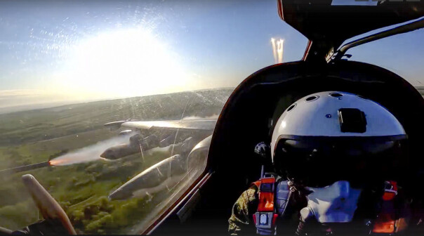 Et russisk kampfly avfyrer en rakett over Ukraina. De effektive og dødelige våpnene kan lett bli satt ut av spill og miste både syn og hørsel dersom de blir jammet i den stadig pågående elektroniske krigføringen. 📸: Pressetjenesten til det russiske forsvarsdepartementet, via AP/NTB