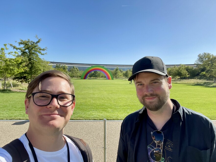 Petter Klingen Wright og Magnus Romnes på utsida av Apple Park - Apples gigantiske 'romskip', som ikke mange utenforstående har sluppet inn i gjennom pandemien. 📸: Petter Klingen Wright