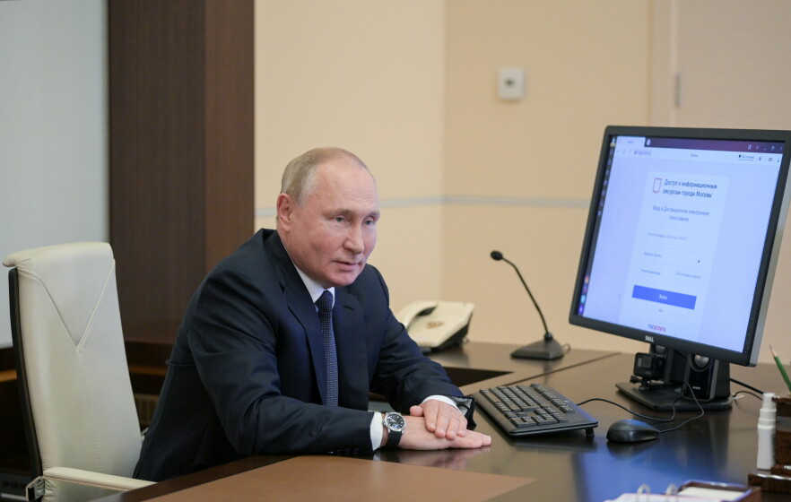 Eksperter jobber med å rette opp problemet. Men det tar tid, forteller Kreml-talsmann. Her president Vladimir Putin i anledning det russiske parlamentsvalget i 2021. 📸: Sputnik/Alexei Druzhinin/Kremlin via Reuters.