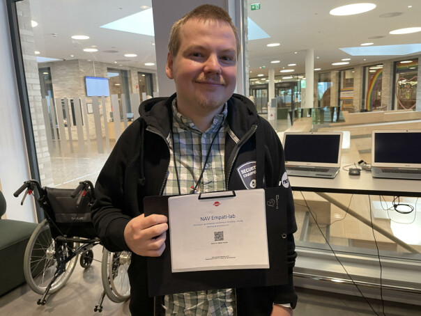 Julian Ravn Thrap-Meyer står inne i Navs 'Empati-lab'. Labben inneholder forskjellig utstyr, som lydtette hodetelefoner for å gi utviklere et bilde av hvordan det er å leve med ulike funksjonshemninger. 📸: Mattis Vaaland