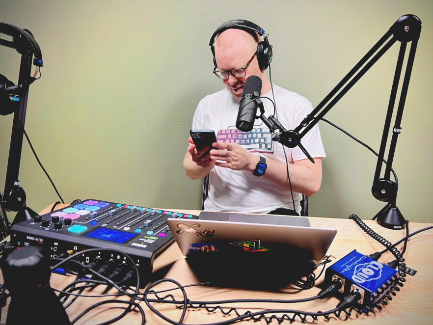 Jørgen Jacobsen spiller inn ukas kode24-timen i splitter nytt studio. 📸: Ole Petter Baugerød Stokke