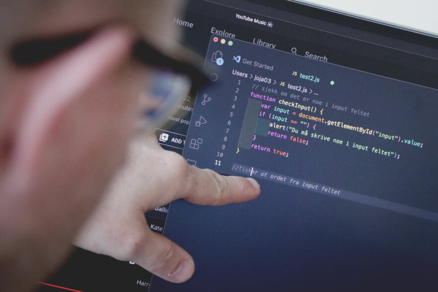 Funksjonen over er skrevet av GitHub Copilot - det eneste vi skrev, var 'sjekk om'. Under er han i ferd med å fullføre kode ut fra ordet 'fisk'. 📸: Ole Petter Baugerød Stokke