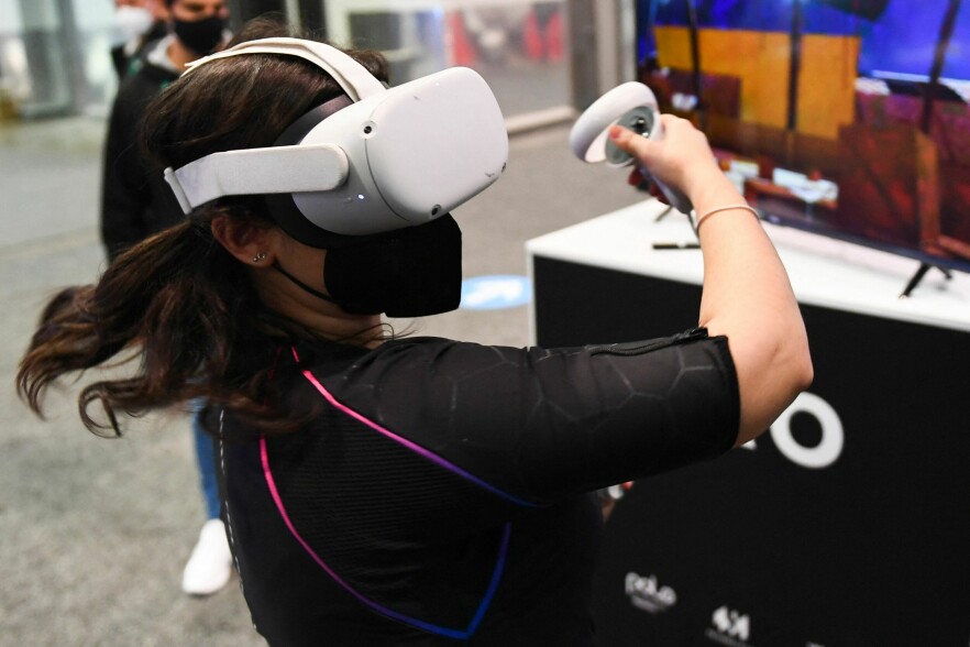 The Metaverse Standards Forum planlegger å fokusere på 'pragmatiske, handlingsbaserte prosjekter'. Her en konferansedeltaker prøver en haptisk vest på the Consumer Electronics Show (CES) i Las Vegas. 📸: Patrick T. Fallon/AFP