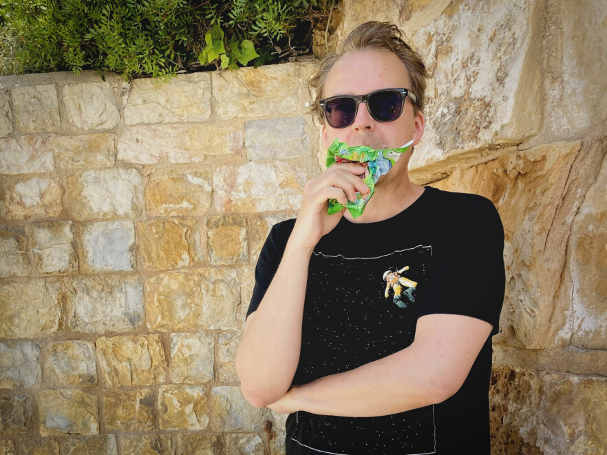Akkurat nå tror hodet mitt at jeg står på stranda og spiser is med solbriller, mens jeg egentlig sitter på kontoret og skal skrive nyhetsbrev. Det er litt trøblete. 📸: Eline Wøien Hansen