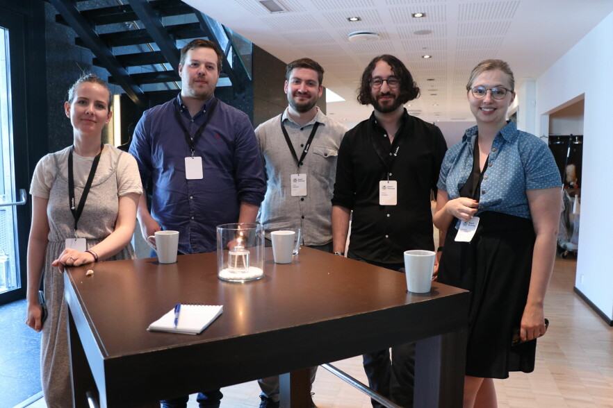 Nina Kystad, Christoffer Lofsberg, Jens Omfjord, Adam Asskali og Caroline Strømberg er alle React-utviklere i Accenture. Og de hadde godt selskap på årets React Day Norway-konferanse på Farris Bad i Larvik. 📸: Ole Petter Baugerød Stokke