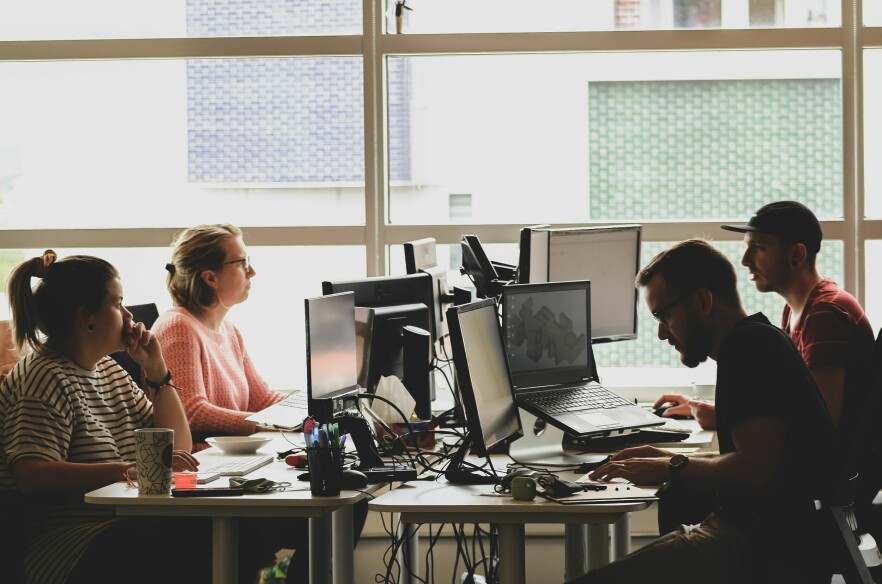 Norske utviklere vil oppleve at lønna si vokser mye de første årene i arbeidslivet, for så å flate ut. Men de fleste når en lønn over millionen før eller siden, uansett om de har master, bachelor eller ingenting. 📸: Sigmund / Unsplash
