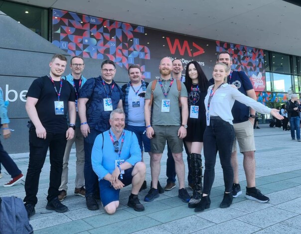 Her er Ylva Grønningsæter sammen med Aplia på WeAreDevelopers i Berlin. 📸: Aplia