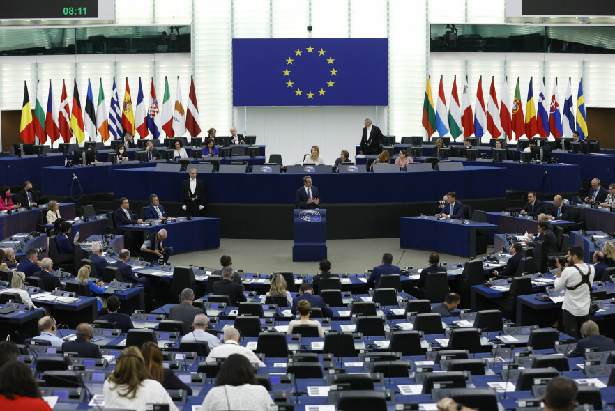 EU-parlamentet godkjente de endelige versjonene av 'Digital Markets Act' og 'Digital Services Act'. Her fra en tale den greske statsministeren holdt i EU-parlamentet i dag.📸: AP Photo/Jean-Francois Badias
