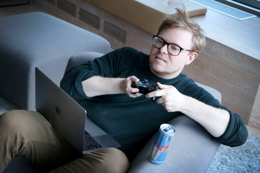 Utvikler Jørgen Jacobsen i kode24 synes det er helt fint å ta med seg jobb-laptoppen på ferie. Selv om han sjeldent bruker den. 📸: Ole Petter Baugerød Stokke