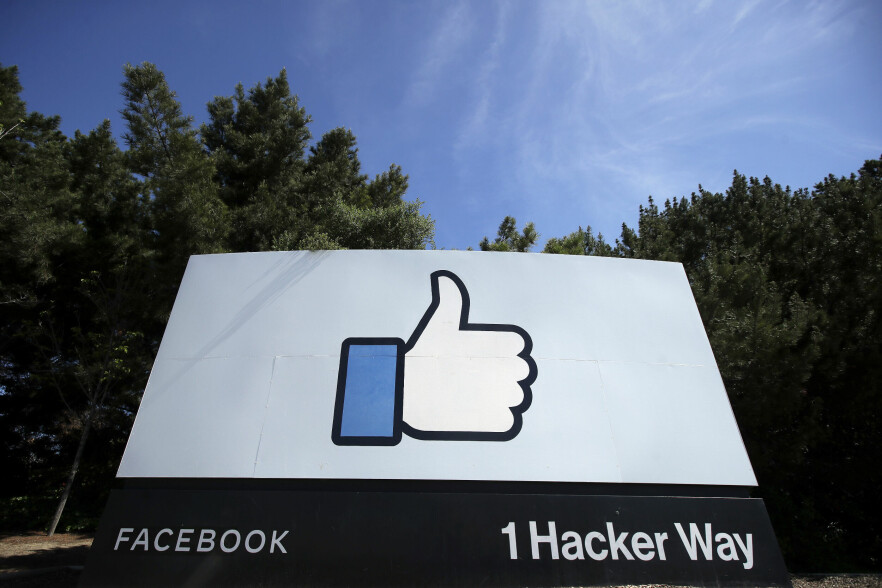 Ifølge ghacks.net er det ikke lenger mulig å fjerne sporingsdelen av URL-en. Her: Et skilt ved Facebooks (nå Meta) hovedkvarter i Menlo Park, California. 📸: AP Photo/Jeff Chiu, File