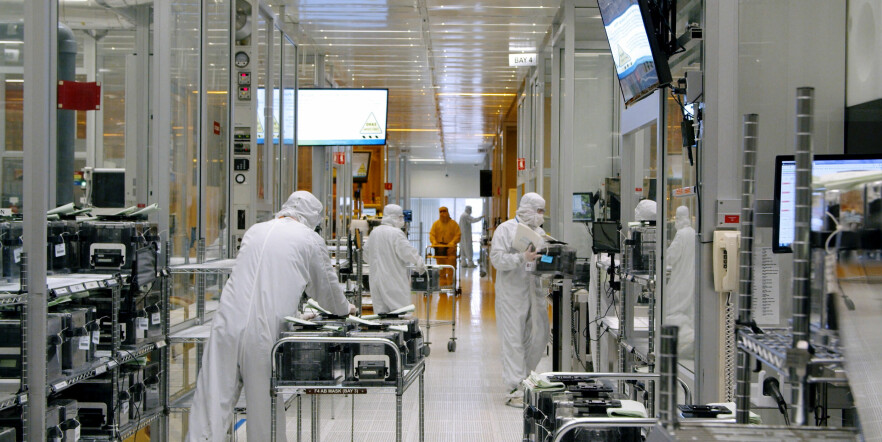 Arbeidere i SkyWater Technology Inc i Bloomington, Minnesota, hvor det produseres databrikker i dag. 📸: SkyWater / Reuters / NTB