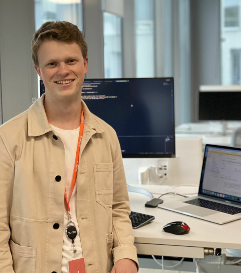 Vi sitter alle på kontoret så det er lett å ta tak i en mentor hvis man trenger noen å prate med, forteller Erik Thinn Tvedt. 📸: Vipps