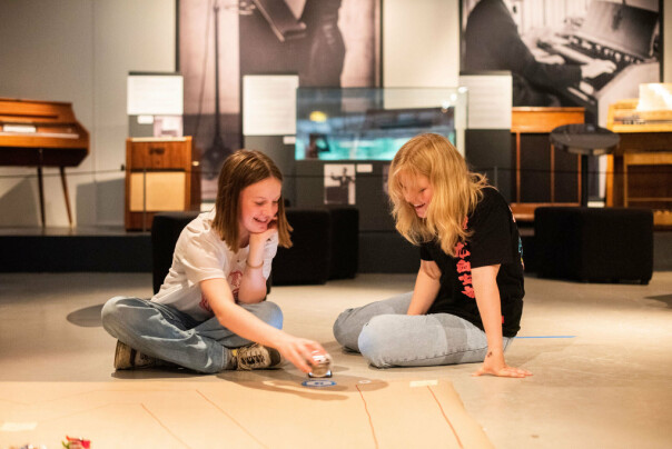 Mye av tanken med TENK Tech Camp er å gjøre teknologi og programmering tilgjengelig og gøy for unge jenter, så de får lyst til å komme seg inn i bransjen som voksne. 📸: Georg Aamodt / TENK