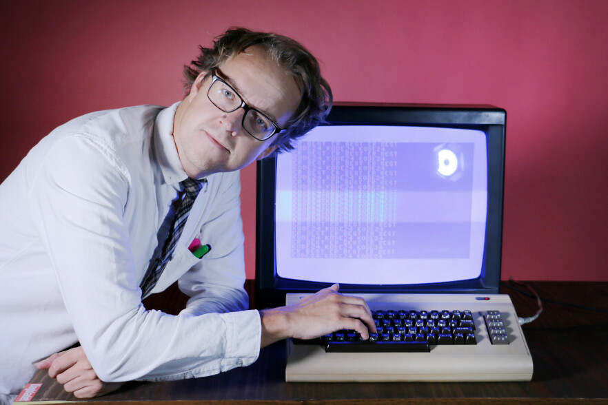- Hovedproblemet er vel at vi ikke har nok utviklere? spør Ole Petter Baugerød Stokke. 📸: Ole Petter Baugerød Stokke (ja, jeg tok det selv, med selvutløser, oppå en dorull på en gardintrapp faktisk, siden du spør)