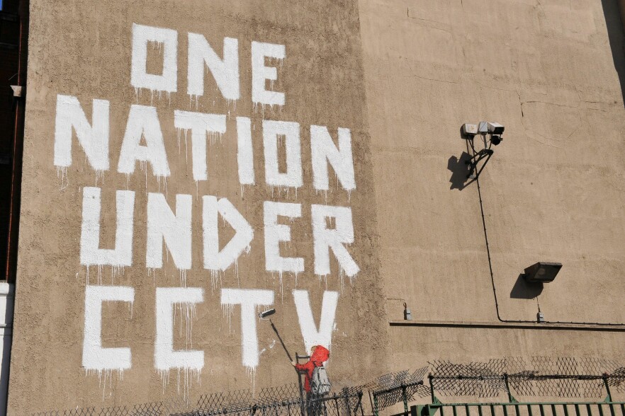 'One Nation Under CCTV' er et verk av den britiske gatekunstneren Banksy fra 2008. 📸: Nils Jorgensen/REX (760105k).
