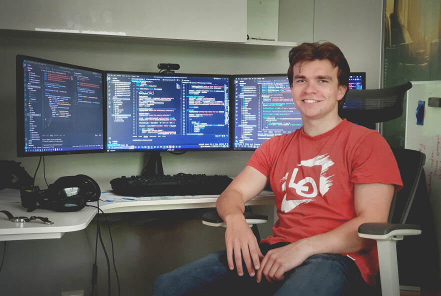 Emil Djupvik har lært seg å programmere selv, og har lansert oppkjoring.com for å hjelpe andre som også trenger ny oppkjøringstime. Det er nemlig oppkjøringskaos i Norge for tida. 📸: Privat