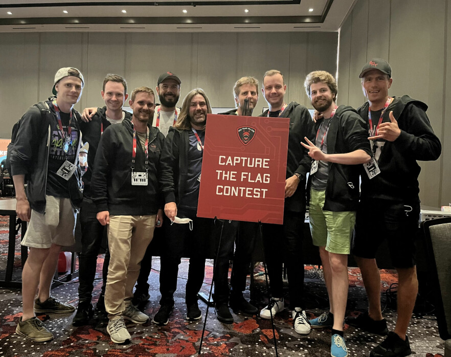 EPT består hovedsaklig av ansatte i Equinor Cyber Defense Center. I denne konkurransen hadde de med seg noen venner fra det norske CTF-laget bootplug. Fra venstre: Andreas, Anders, Rune, Łukasz, Fredrik, Eirik, Marius, Kristian og Espen. (Thomas er ikke til stede). 📸: Privat