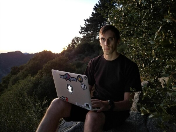 Enhver hacker som ønsker å være den smarteste i rommet, vil ikke komme særlig langt, mener Kody Kinzie. 📸: Privat