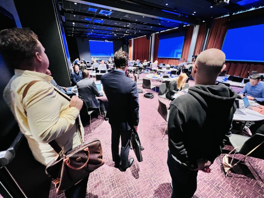 Her er en delegasjon fra kode24-konsernet, med Jørgen til høyre, på befaring på et konferansehotell. Hvis du stikker innom denne salen rundt, tja, 25. november, vil du trolig finne noe kult. 📸: Ole Petter Baugerød Stokke