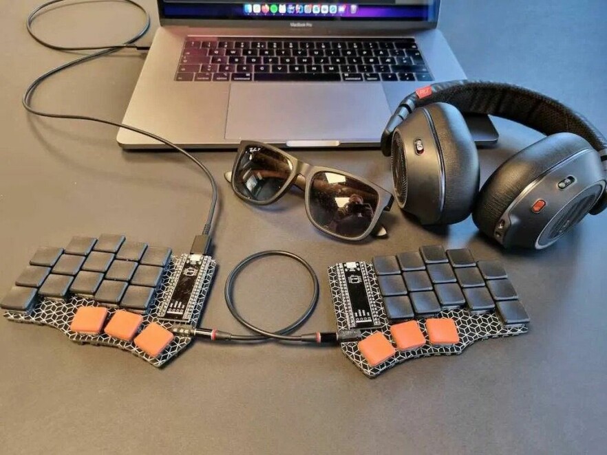 Det ferdige resultatet med Cantor-remix med Blackpill microcontrollere og QMK/Miryoku firmware. 📸: Mats Faugli
