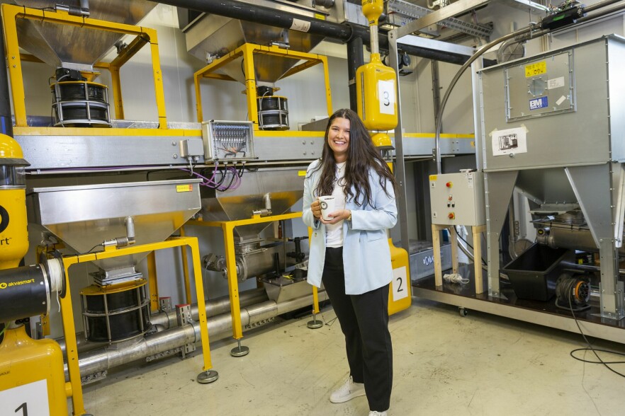 Tia Celine Sandhu, systemutvikler og merde-nerd hos AKVA group ASA, liker seg best på labben når hun bruker kaffebønner i stedet for fiskefor. 📸: Privat