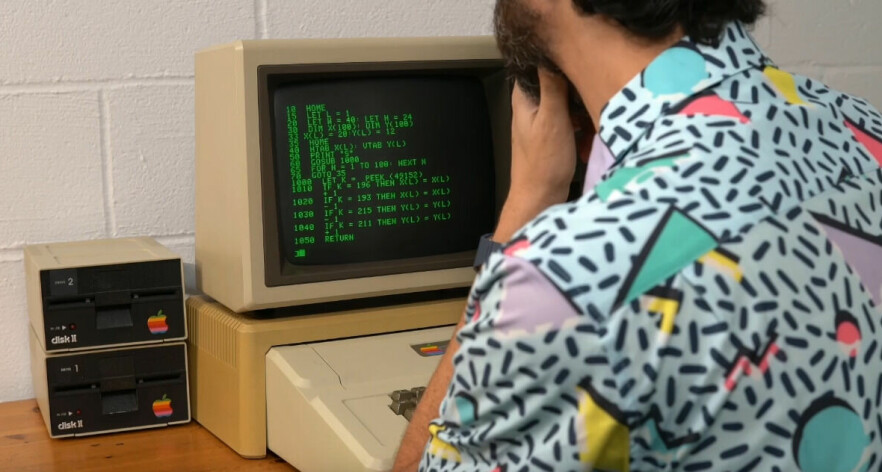 The Coding Train har funnet fram en Apple II med AppleSoft BASIC, og prøver å programmere Snake, forteller Ole Petter. 📸: Skjermdump