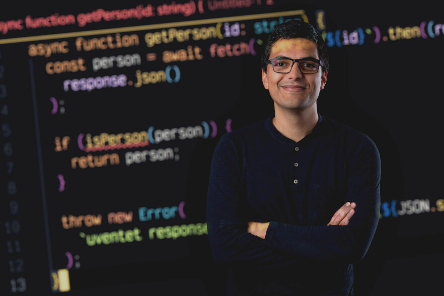 Anders Olav Candasamy er utvikler i Capra Consulting, og forklarer deg hvordan du kan validere JSON med Typebox. 📸: Capra / kode24