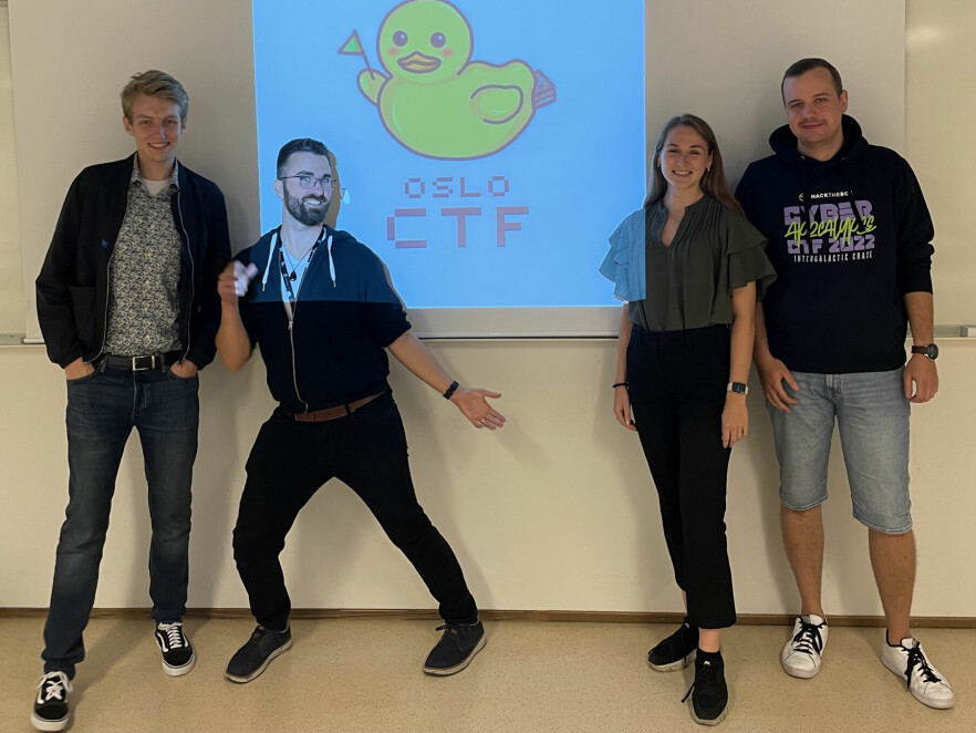Oslo CTF arrangerer workshops relatert til Capture the flag-øvelser (CTF), programmering og ulike sikkerhetstema. Fra venstre: William Lægreid Solem, Stian Kvålshagen, Tiril Celine Buck og Marius Kotlarz. 📸: Mattis Vaaland
