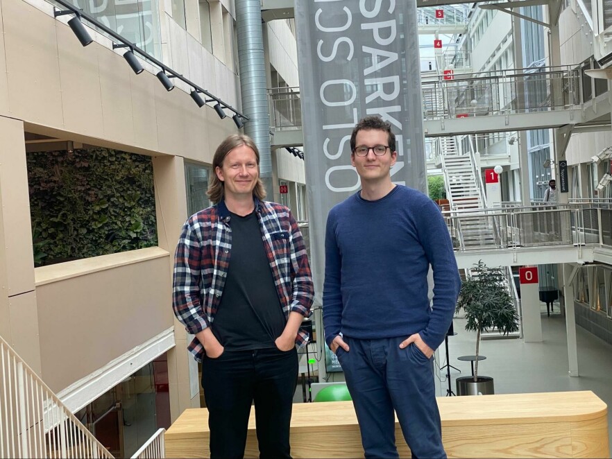 Head of Platforms David Buverud og CTO Simon Hestermann utenfor Masterchannels kontorer på StartupLab i Oslo. 📸: Erik Peralta Løvaas