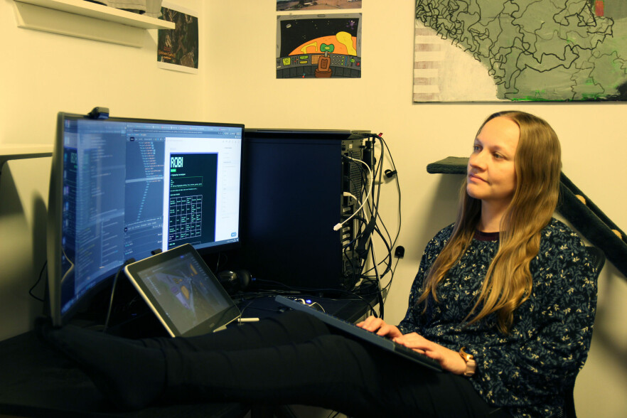 - Med jobb på dagen og barn på kvelden, ble det ofte sene dager og netter jeg satt og programmerte, forteller Merethe Granevang i Gyldendal. 📸: Privat
