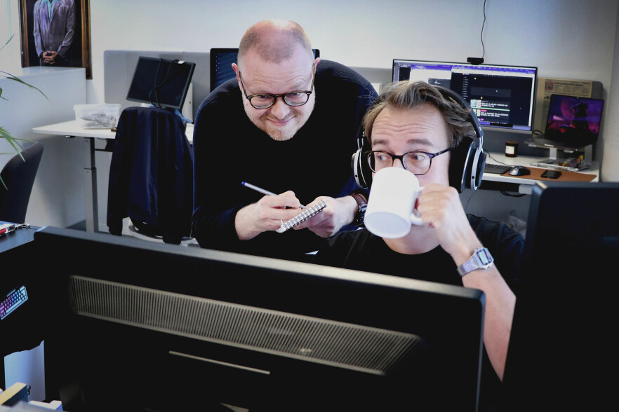 Her ser du en klassisk situasjon, hvor jeg prøver å jobbe, men noen står bak meg med mord/deadline i blikket og lurer på ett eller annet som jeg dessverre vet noe om. Ah, det åpne kontorlandskap. 📸: Mattis Vaaland