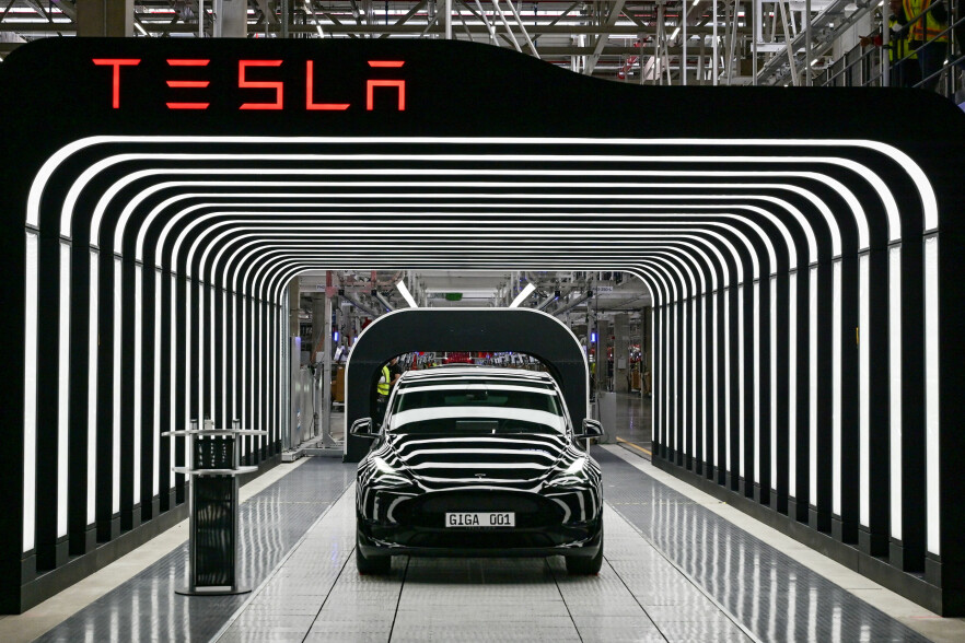 Alle som produserer varer med digitale elementer for salg i EU, skal ifølge forslaget bli pålagt å sørge for at produktene oppfyller de nye sikkerhetskravene. Her: En Tesla Model Y under åpningsseremonien til Teslas nye fabrikk i Tyskland, som åpnet mars i år.📸: Patrick Pleul/Pool via REUTERS