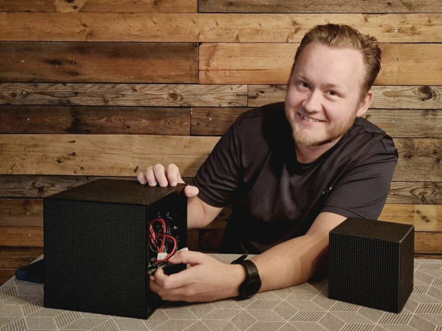 Karl Solgård med kuben hvor Snake-spillet skal kjøre og gå under årets NDC-konferanse. Til høyre ser du den mindre prototypen. 📸: Privat