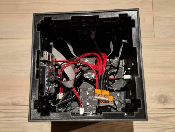 Kuben har en 3D-printa ramme for å holde alt på plass. 📸: Privat