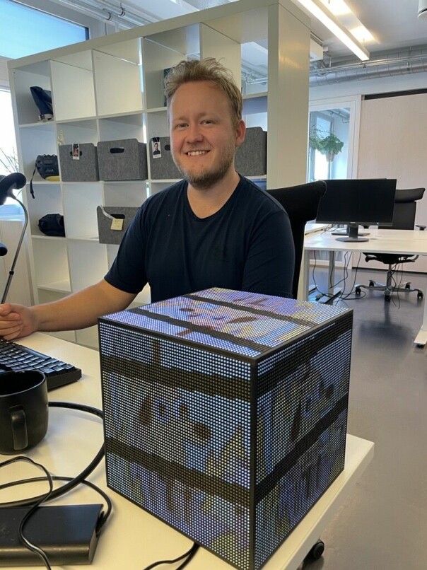 'This is fine'-memen ruller og går på kuben, mens Karl Solgård ser ut til å beholde roen under arbeidet med Snake-spillet. 📸: Privat
