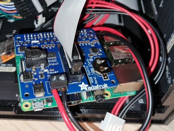 En Raspberry Pi med en ekstra dingseboms fra Adafruit på toppen holder styr på alle bildepunktene. 📸: Privat