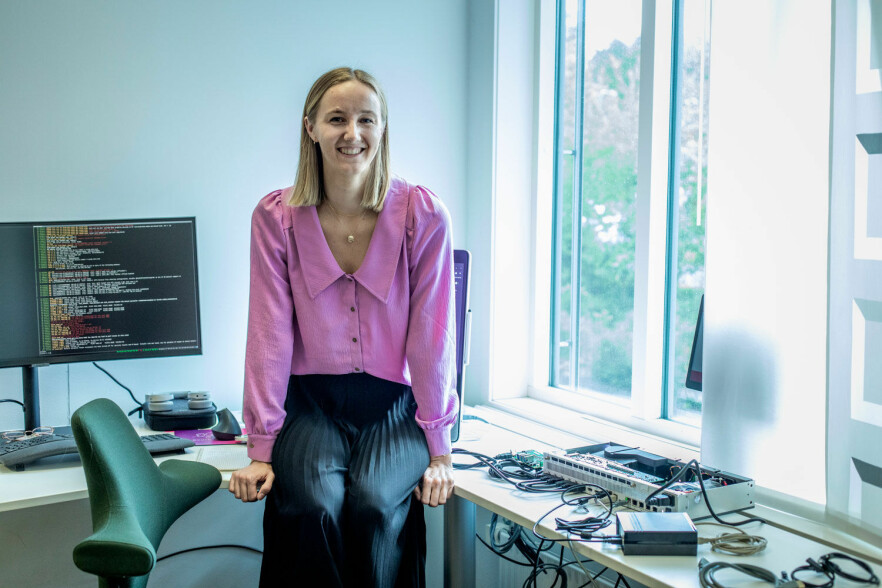 Lise Hove i Cisco Systems Norway jobber med kode som mer eller mindre bokstavelig talt kan brenne opp maskinvaren hun jobber på. 📸: Privat