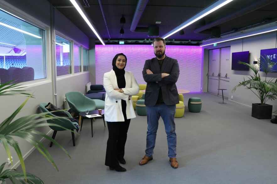 Rameen Khan og Kai Johansen mener det er en fordel at ikke-tekniske folk blir med i Security Champions . 📸: Mattis Vaaland