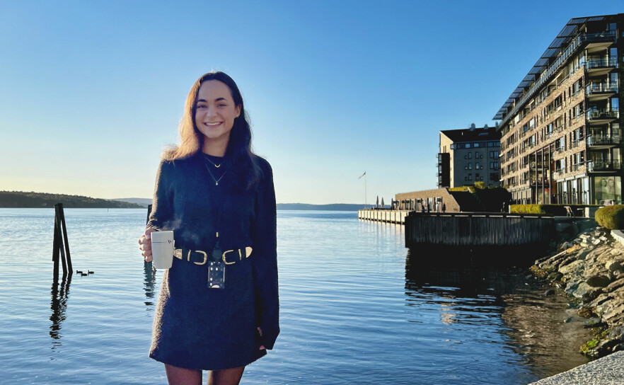 Katarina Guderud jobber på Lysaker Brygge i Oslo, hos Raa Labs, hvor de 'tilgjengeliggjør tidsserie-data fra skip'. 📸: Privat