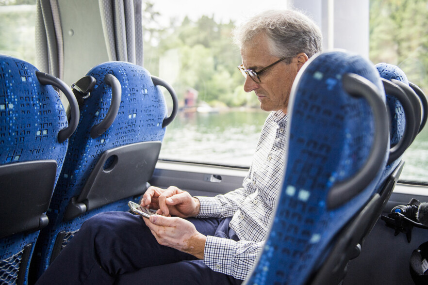 Årsaken var endringer i infrastrukturen hos den eksterne driftsleverandøren, ifølge presseansvarlig Ketil Nordgård. Her: Statsminister Jonas Gahr Støre sitter på telefonen under valgkampen i 2017.📸: Jon Olav Nesvold / NTB