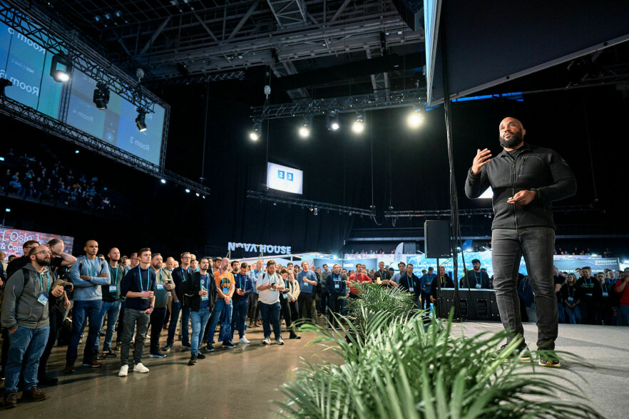 Anjuan Simmons holdt keynote-tale på NDC Oslo i Oslo Spektrum, om farene ved å slite seg ut på jobb og bli utbrent. 📸: Ard Jongsma / NDC