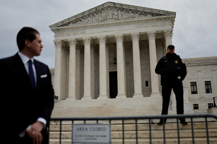 I sakene retten vil behandle har pårørende til en kvinne og mann drept i terrorangrep i Frankrike og Tyrkia saksøkt Google, Twitter og Facebook. Her lokalene til amerikansk høyesterett i Washington. 📸: Reuters / Jonathan Ernst