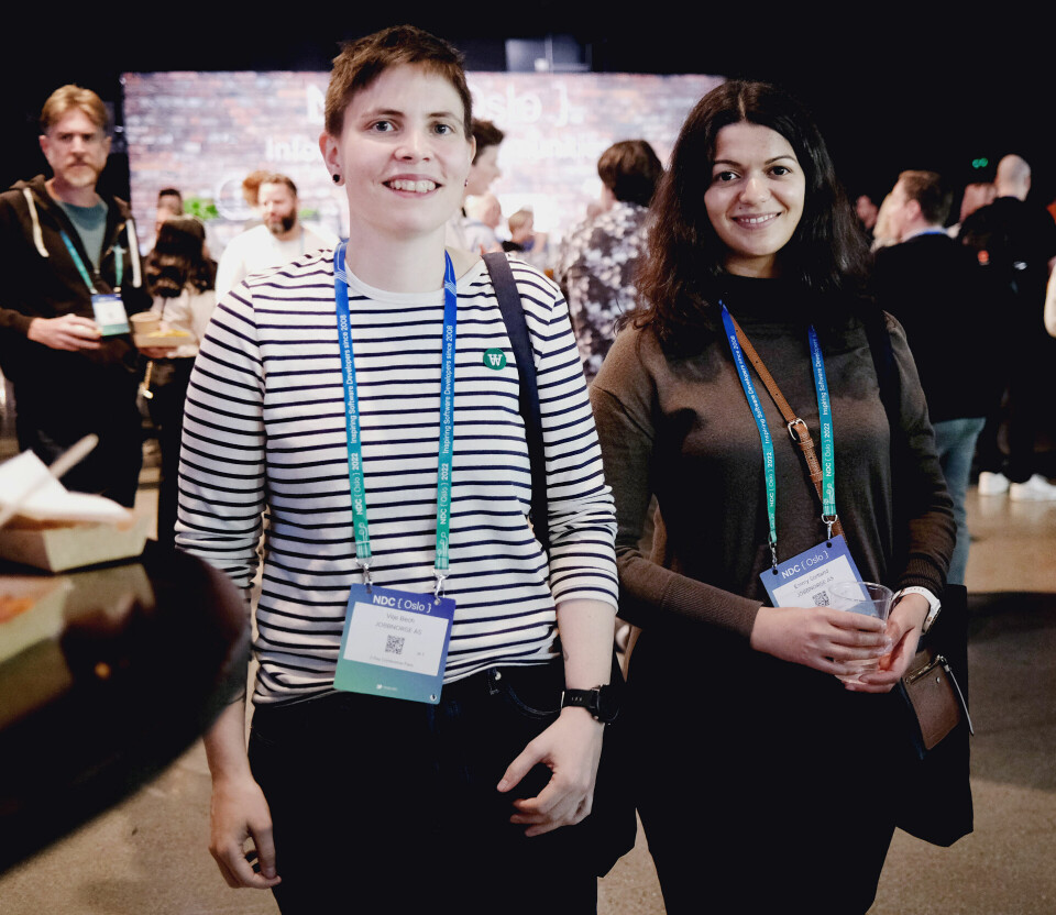 Vilje Bech og Emmy Sortland er begge utviklere i Jobbnorge, og anslår å bruke rundt halve arbeidsdagen på programmering. Det gjør også resten av utvikler-Norge, men mange skulle ønske det var mer. 📸: Ole Petter Baugerød Stokke