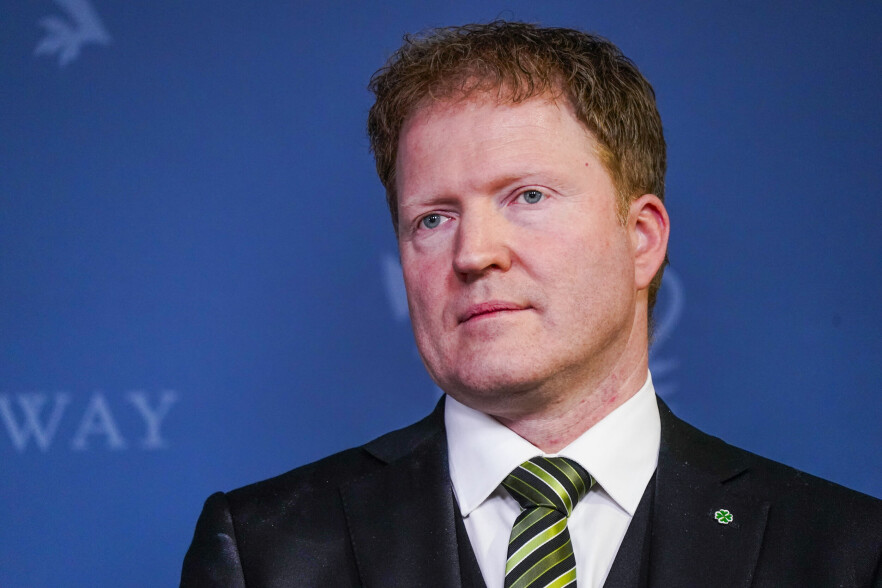 Raskt og sikkert bredbånd er viktig for at folk og virksomheter skal kunne bo og skape verdier i hele landet, ifølge kommunalminister Sigbjørn Gjelsvik. 📸: Lise Åserud / NTB
