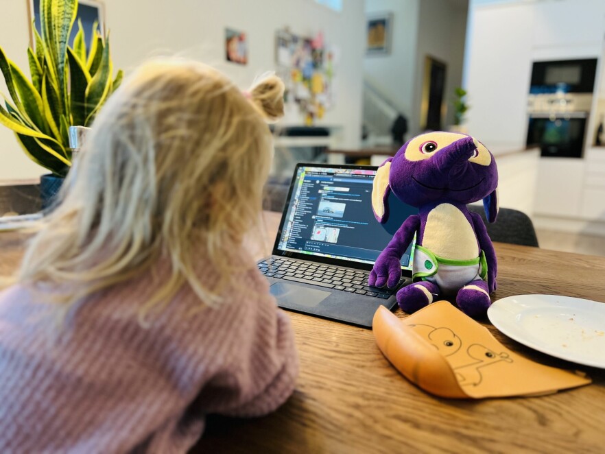 Her sitter Luna, Fantus og jeg og prøver å jobbe litt. Akkurat denne seansen varte i cirka to minutter, før jeg fant ut at det mest fornuftige jeg kunne gjøre i denne situasjonen var å ta et bilde, lukke laptoppen og vie min tid til min datter. 📸: Ole Petter Baugerød Stokke