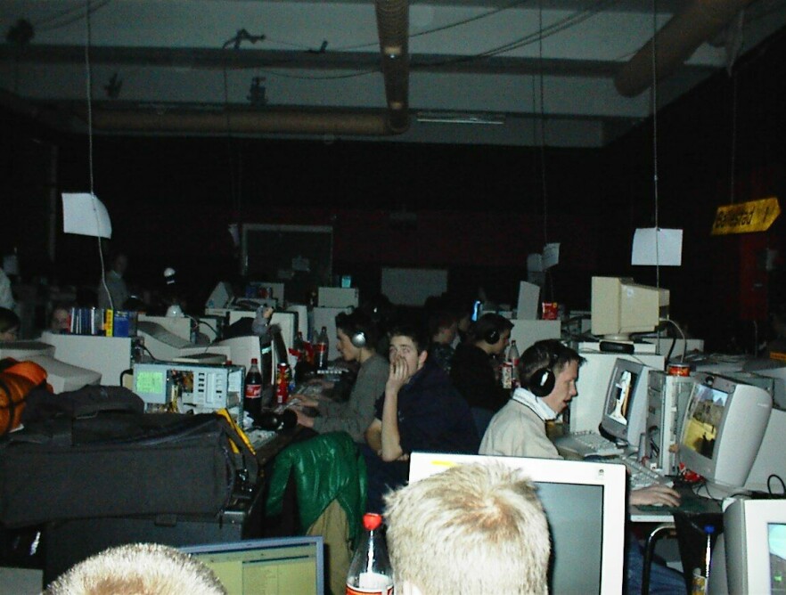 Det var blant annet på datapartyer som dette, Bluescreen på Menstad i Skien i 2001, at jeg dyrka datainteressen min. Men det betyr ikke at alle andre må ha samme inngang til yrket. Snarere tvert i mot. 📸: Ole Petter Baugerød Stokke